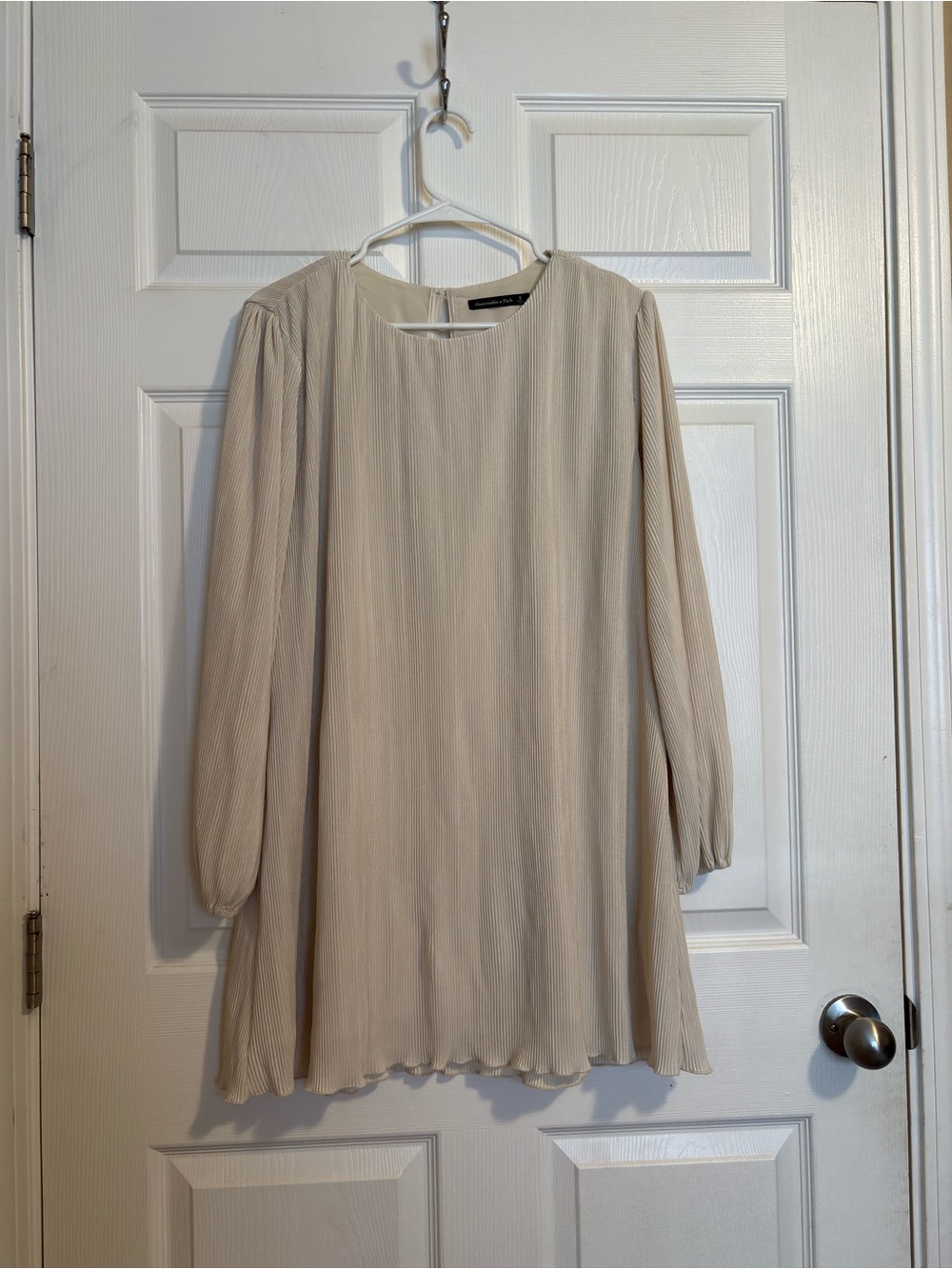 Light Cream Long-Sleeve Pleated Shift Dress
Unfortunately, the belt is missing
